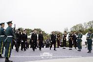 문재인 대통령이 19일 서울 강북구 국립 4.19 민주묘지에서 열린 제60주년 4.19혁명 기념식에서 헌화·분향을 위해 이동하고 있다.