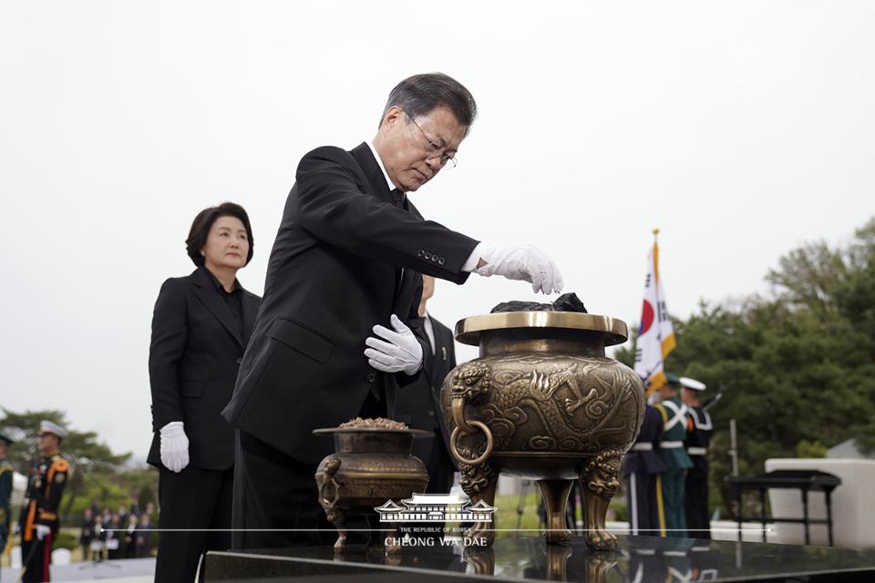 문재인 대통령이 19일 서울 강북구 국립 4.19 민주묘지에서 열린 제60주년 4.19혁명 기념식에서 분향을 하고 있다.
