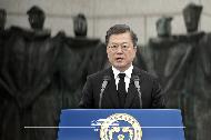 문재인 대통령이 19일 서울 강북구 국립 4.19 민주묘지에서 열린 제60주년 4.19혁명 기념식에서 기념사를 하고 있다.