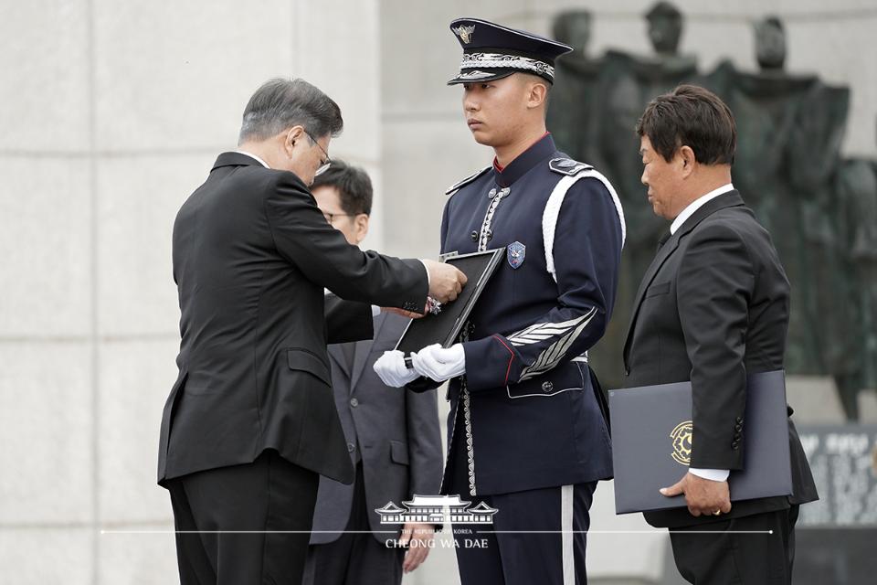 문재인 대통령이 19일 서울 강북구 국립 4.19 민주묘지에서 열린 제60주년 4.19혁명 기념식에서 유공자 포상을 하고 있다.