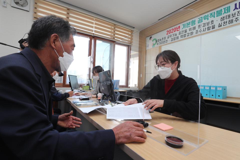 <p>김현수 농림축산식품부 장관이 12일 충남 부여군 부여읍 행정복지센터를 방문해 농업인들의 공익직불제 신청을 살펴보고 있다.</p>