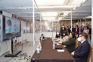박영선 중소벤처기업부 장관이 20일 서울 강남구 코엑스에서 열린 ‘브랜드K 선정기업 온라인 화상 수출상담회’에서 해외 바이어에게 화장품을 소개하고 있다. 
