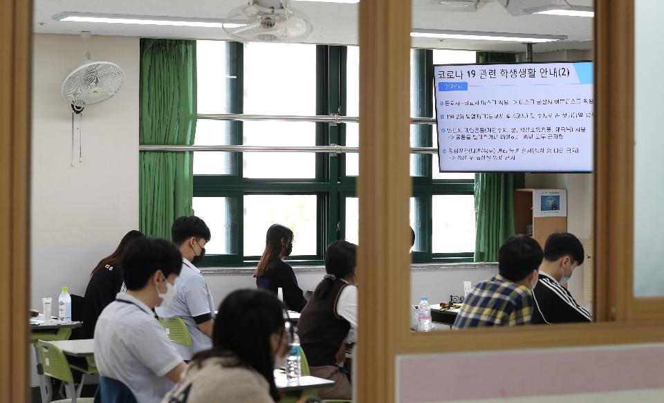 <p>20일 오전 서울 송파구 잠일고등학교에서 고3 학생들의 첫 등교가 시작되었다. 이날 학생들이 선생님의 안내로 손소독, 발열체크를 하고 교실에 들어가 코로나19관련 학교내 생활수칙을 설명 듣고 차분히&nbsp;수업을 받고&nbsp;있다.</p>