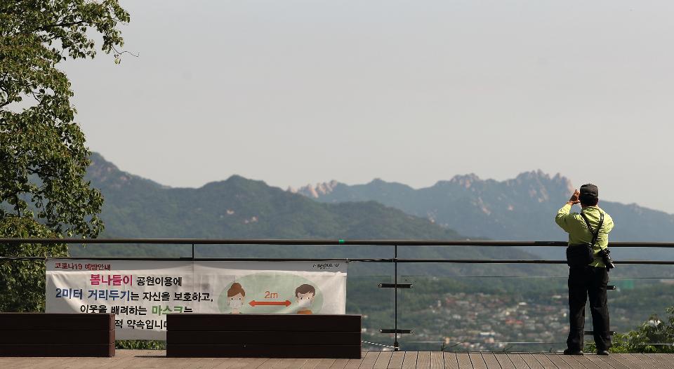 21일 서울 용산구 남산 전망대에서 바라 본 도심이 5월의 신록으로 물들어 있다.