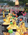 올해는 코로나19 확산 우려로 5월 23일로 연기한 연등행렬이 취소된 가운데 서울 청계천과 광화문광장에 등으로 보는 연등행렬이 설치되어 지나가는 시민들이 즐거운 한때를 보내고 있다.