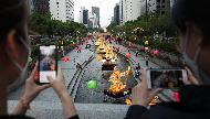 올해는 코로나19 확산 우려로 5월 23일로 연기한 연등행렬이 취소된 가운데 서울 청계천과 광화문광장에 등으로 보는 연등행렬이 설치되어 지나가는 시민들이 즐거운 한때를 보내고 있다.
