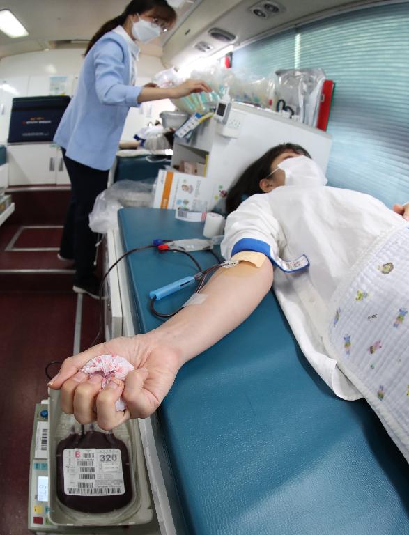  26일 오전 공무원들이 정부서울청사 정문 주차장 내 대한적십자사 헌혈 차량에서  코로나19 여파로 인한 혈액 수급 극복을 위해 헌혈 운동에 동참하고 있다. 