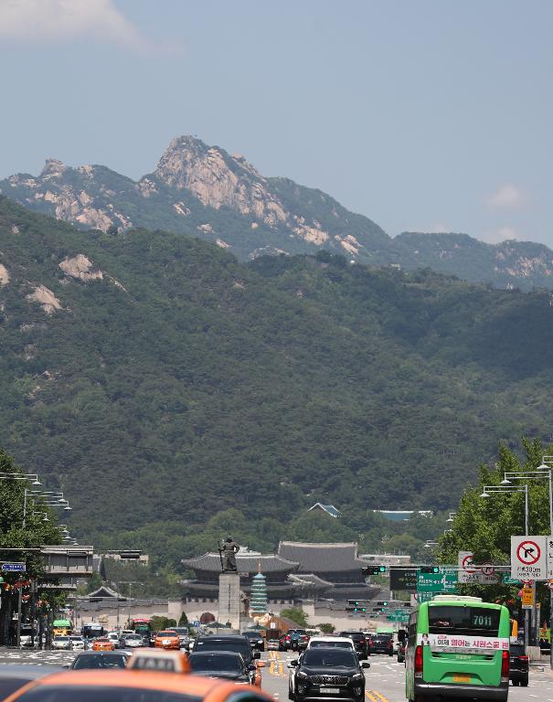 27일 미세먼지가 좋은 가운데 오후 서울 세종대로에서 본 광화문 도심과 인왕산이 한눈에 선명하게 보인다