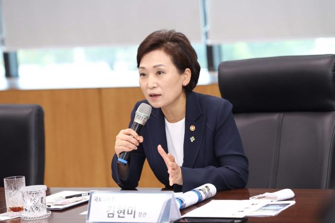 김현미 국토교통부 장관이 19일 경기 화성시 자동차안전연구원에서 개최된 기업 간담회에서 발언하고 있다. 