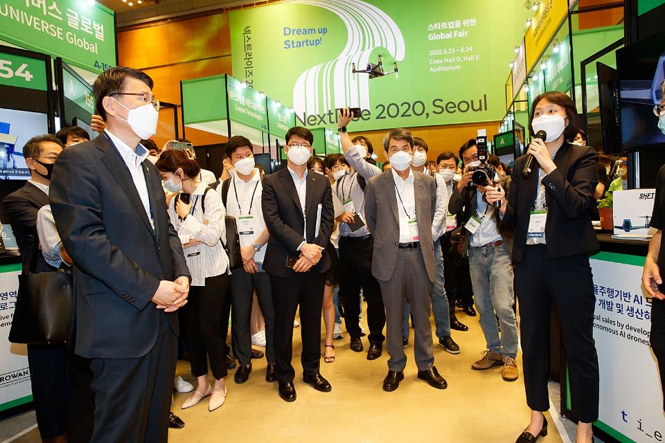 은성수 금융위원장은 23일 코엑스에서 KDB산업은행과 한국무역협회 등이 기획한 NextRise 2020, Seoul 행사에 참석해 축사를 하고 참가한 기업의 기술시연을 보며 대표들을 격려했다.  NextRise 2020, Seoul은 스타트업과 대기업, 벤처투자회사 간에 사업협력과 투자상담을 연결하는 행사로 스타트업 185곳, 대기업 4곳 및 정부출연연구소 등이 참여했다.
