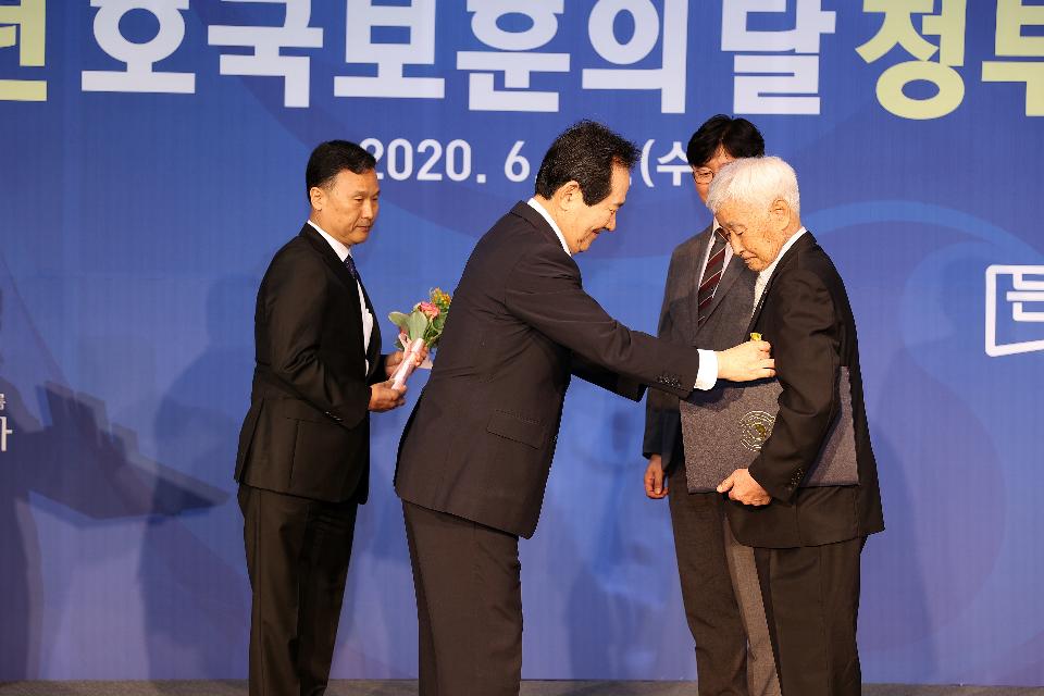 24일 서울 여의도 콘래드호텔에서 열린 2020년도 모범 국가보훈대상자 및 국가유공자 예우증진 정부 포상식에서 정세균 국무총리가 참석하여 수상자들에게 상패 훈장과 꽃다발을 전달하고 있다.