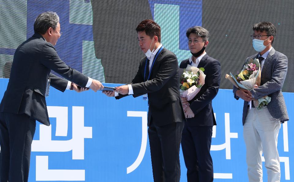 3일 서울 강서구 국립항공박물관 야외공간에서 국립항공박물관 개관식이 열렸다. 이날 손명수 국토부 2차관과 최정호 국립항공박물관장 등 주요 내빈들이 참석해 개관을 축하했다. 전시장은 한국 최초 비행사인 안창남의 금강호의 복원 비행기 등 100년 한국 항공산업의 역사와 유물을 한눈에 볼 수 있게 구성되었다.