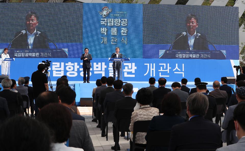 3일 서울 강서구 국립항공박물관 야외공간에서 국립항공박물관 개관식이 열렸다. 이날 손명수 국토부 2차관과 최정호 국립항공박물관장 등 주요 내빈들이 참석해 개관을 축하했다. 전시장은 한국 최초 비행사인 안창남의 금강호의 복원 비행기 등 100년 한국 항공산업의 역사와 유물을 한눈에 볼 수 있게 구성되었다.