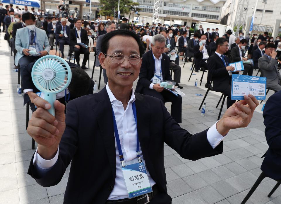 3일 서울 강서구 국립항공박물관 야외공간에서 국립항공박물관 개관식이 열렸다. 이날 손명수 국토부 2차관과 최정호 국립항공박물관장 등 주요 내빈들이 참석해 개관을 축하했다. 전시장은 한국 최초 비행사인 안창남의 금강호의 복원 비행기 등 100년 한국 항공산업의 역사와 유물을 한눈에 볼 수 있게 구성되었다.