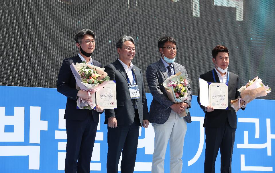 3일 서울 강서구 국립항공박물관 야외공간에서 국립항공박물관 개관식이 열렸다. 이날 손명수 국토부 2차관과 최정호 국립항공박물관장 등 주요 내빈들이 참석해 개관을 축하했다. 전시장은 한국 최초 비행사인 안창남의 금강호의 복원 비행기 등 100년 한국 항공산업의 역사와 유물을 한눈에 볼 수 있게 구성되었다.