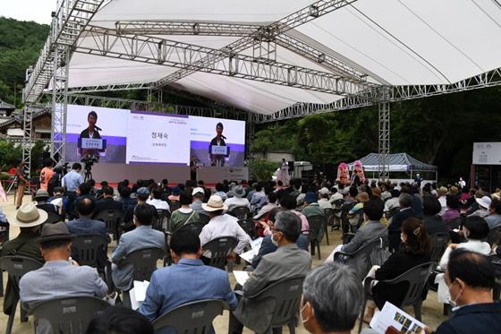 <p>문화재청이 주최하고 한국의 서원 통합보존관리단이 주관하는 세계유산축전의 첫 시작 「2020 세계유산축전-한국의 서원」이 7월 3일 오후 4시 안동 도산서원에서 열리는 개막식을 시작으로 7월 31일까지 한 달여간의 일정에 들어갔다.</p>