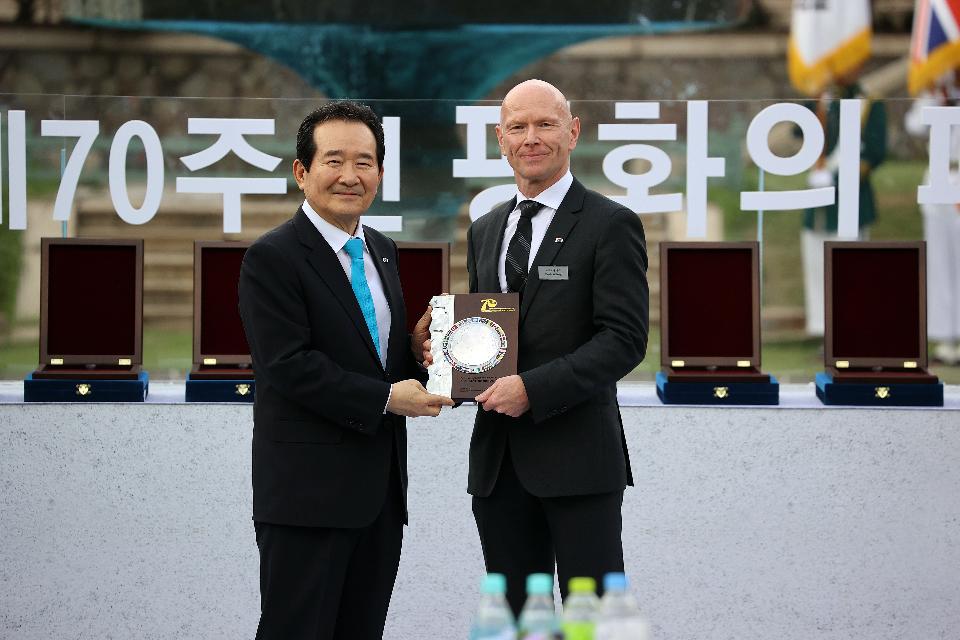 정세균 국무총리가 7일 서울시 덕수궁에서 열린 국가보훈처가 주관하는 6.25전쟁 70주년 평화의 패 수여식에 참석하여 22개국 주한대사들에게 평화의 패를 수여하고 있다.