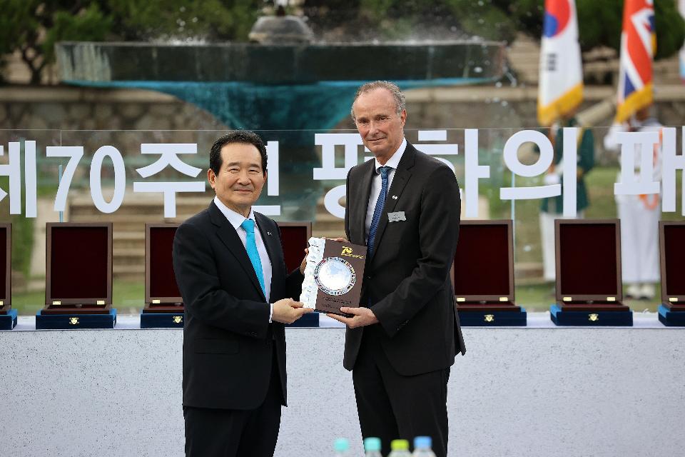 정세균 국무총리가 7일 서울시 덕수궁에서 열린 국가보훈처가 주관하는 6.25전쟁 70주년 평화의 패 수여식에 참석하여 22개국 주한대사들에게 평화의 패를 수여하고 있다.