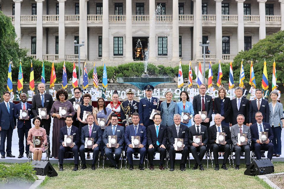 정세균 국무총리가 7일 서울시 덕수궁에서 열린 6.25전쟁 70주년 평화의 패 수여식에 참석하여 22개국 주한대사들에게 평화의 패를 수여하고 기념촬영을 하고 있다.