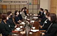 박양우 문화체육관광부 장관이 13일 세종시의 한 식당에서 열린 코로나19 관련 브리핑 공공 수어통역사 감사패 증정식에 참석해 인사말을 하고 있다.