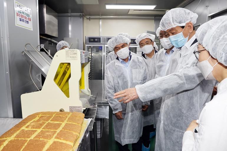 진영 장관이 15일 오전 전북 완주에 소재한 마을기업 ‘마더쿠키’를 방문하여 제과·제빵 제조 사업장을 둘러보고 있다. 




