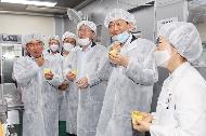 진영 장관이 15일 오전 전북 완주에 소재한 마을기업 ‘마더쿠키’를 방문하여 제과·제빵 제조 사업장을 둘러보고 있다. 




