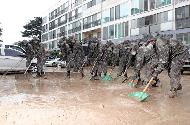 <p>육군32사단 서구대대 장병들이 지난달 31일 대전시 서구 정림동의 침수 피해 아파트단지에서 복구 작업을 하고 있다. <br></p>