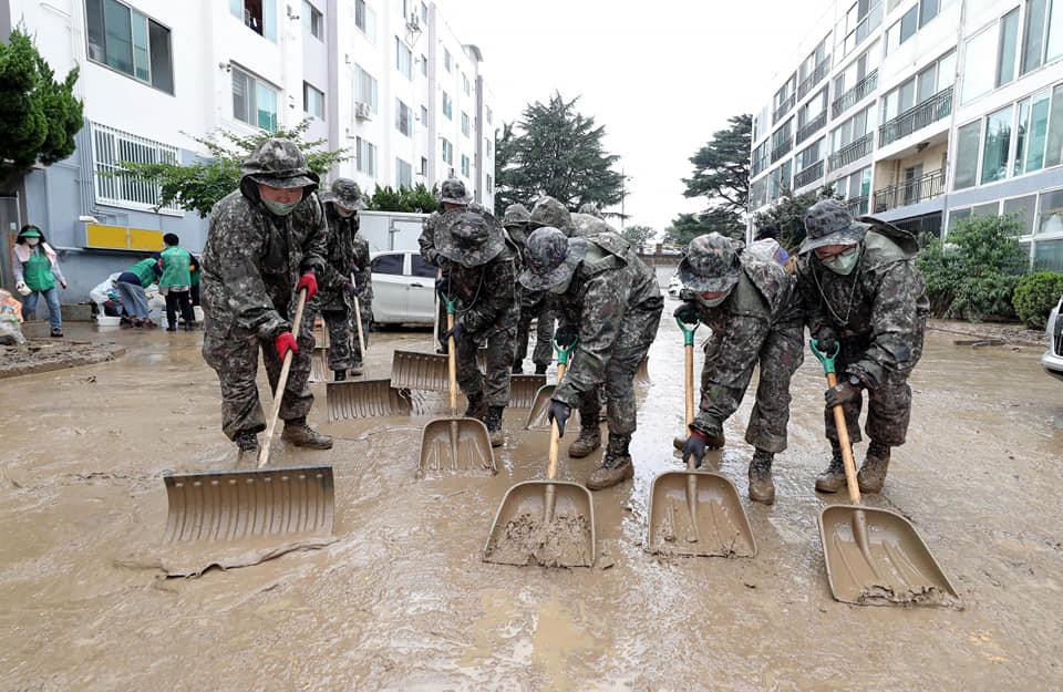 <p>육군32사단 서구대대 장병들이 지난달 31일 대전시 서구 정림동의 침수 피해 아파트단지에서 복구 작업을 하고 있다. <br></p>