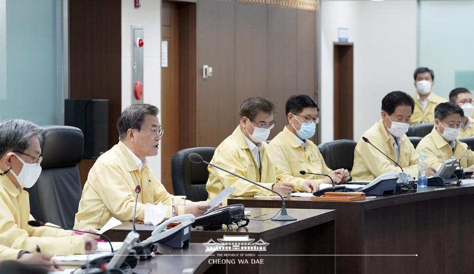 문재인 대통령이 4일 오후 청와대 위기관리센터에서 집중호우 대처 긴급상황점검회의를 주재하고 있다. 