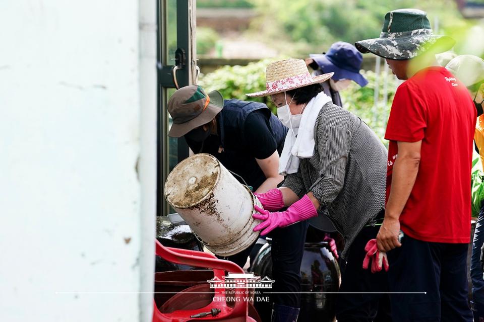 김정숙 여사가 12일 강원 철원군 동송읍 이길리 마을에서 수해 복구 봉사활동을 하고 있다. 