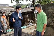 진영 장관이 16일 오전 전북 지역 호우피해 취약계층 가정을 방문하여 피해주택 현장을 살펴보고 있다. 