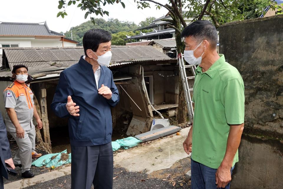 진영 장관이 16일 오전 전북 지역 호우피해 취약계층 가정을 방문하여 피해주택 현장을 살펴보고 있다. 