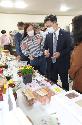 <p>김현수 농림축산식품부 장관이 17일 경북 문경시에서 청년여성농업인들과 농업&middot;농촌 정착 활성화 간담회를 갖기 앞서 농업인들의 생산품을 살펴보고 있다.<br></p>