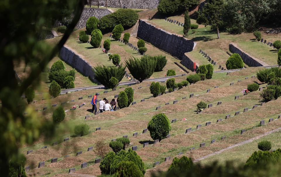 18일 경기도 파주시 서울시립공원묘지를 찾은 시민들이 추석을 10여 일 넘게 앞두고 미리 성묘를 하고 있다. 