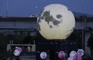 서울 성동구가 추석을 앞두고 살곶이체육공원에 희망의 메시지를 전달하기 위해 ‘희망의 달’을 설치해 공원을 지나는 시민들이 보고 있다.
