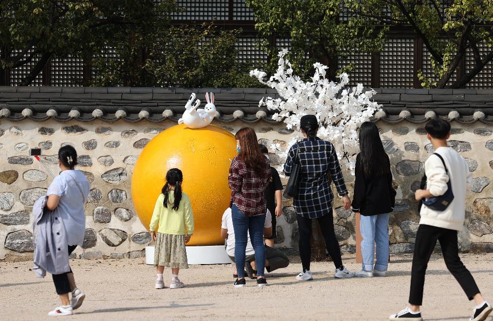 추석날인 1일 오후 서울 중구 남산골한옥마을을 찾은 시민들이 예년에 비해 적어서 비교적 한산한 모습이다. 이날 코로나19 확산 방지를 위해 올해 추석 공연이 온라인으로 진행되는데도 시민들이 담 넘어 공연에 눈길이 가고 있다