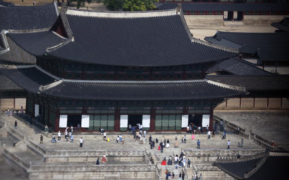 추석날인 1일 오후 서울 종로구 경복궁을 찾은 시민들이 예년에 비해 적어서 비교적 한산한 모습이다. 이날 경복궁은 추석연휴 기간 동안 오전과 오후 각 4,000명으로 관람인원 제한을 두고 있다.