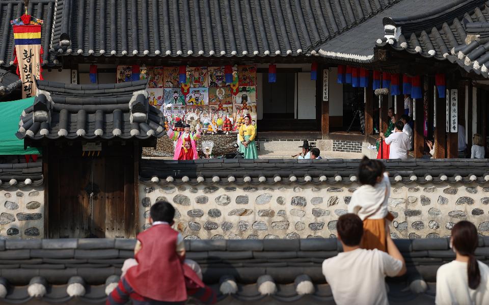 추석날인 1일 오후 서울 중구 남산골한옥마을을 찾은 시민들이 예년에 비해 적어서 비교적 한산한 모습이다. 이날 코로나19 확산 방지를 위해 올해 추석 공연이 온라인으로 진행되는데도 시민들이 담 넘어 공연에 눈길이 가고 있다