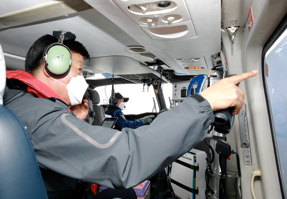 김홍희 해양경찰청장이 중국 쌍타망 어선의 조업시기가 재개되어 중국어선 분포 현황을 확인하고 있다.