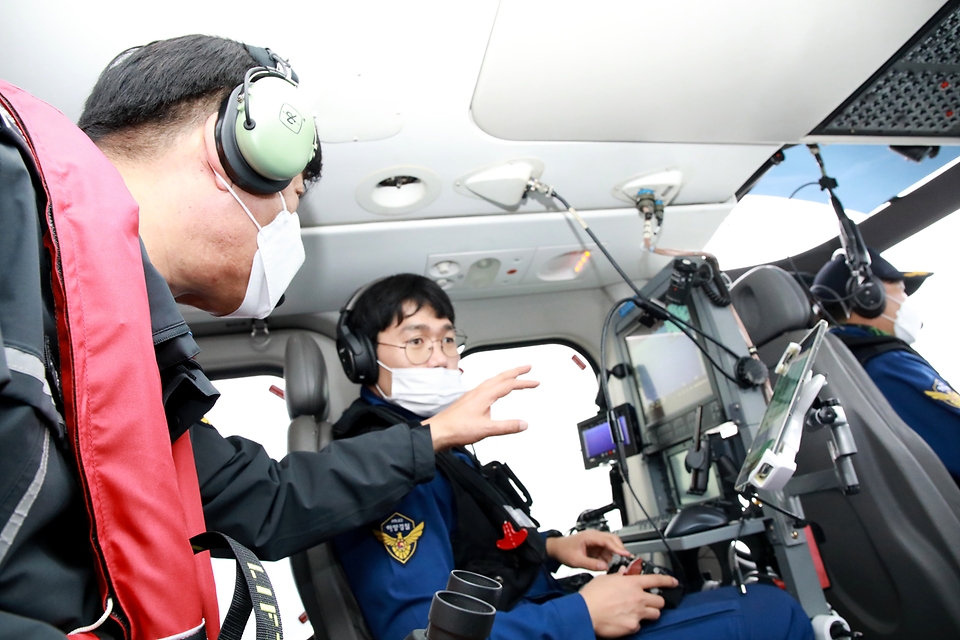 김홍희 해양경찰청장이 중국 쌍타망 어선의 조업시기가 재개되어 중국어선 분포 현황을 확인하고 있다.