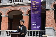 <p>문화재청은 올해 한러 수교 30주년 기념과 상호 문화교류 해를 맞이하여 19일부터 11월 11일까지 근대기 조선에 머무르며 근대 건축물의 설계와 공사에 관여했던 사바틴을 주제로 한 특별전 &lsquo;1883 러시아 청년 사바틴, 조선에 오다(부제: 사바틴이 남긴 공간과 기억)&rsquo;을 개최한다. 전시는 19일 개막과 온라인 전시 공개를 먼저 시작하며 현장관람은 20일부터 덕수궁 중명전(2층)에서 시행한다.<br></p>