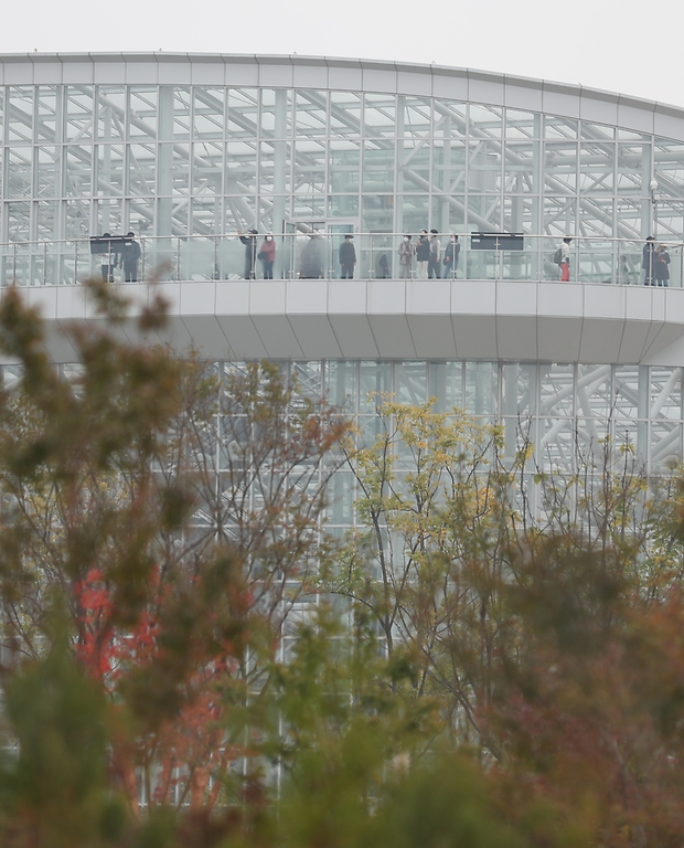 지난주 토요일 개원한 세종시 국립세종수목원이 시범운영을 하는 가운데 관람객들이 코로나19 확산 방지를 위해 열 체크와 거리두기를 하며 열대온실 및 야외에 다양한 식물들을 관람하고 있다. 이날 점심시간을 이용해 실내 공간 손잡이 및 명부작성대 등 관람객들의 손이 자주 가는 곳을 수목원 방역 관계자가 꼼꼼히 소독했다.