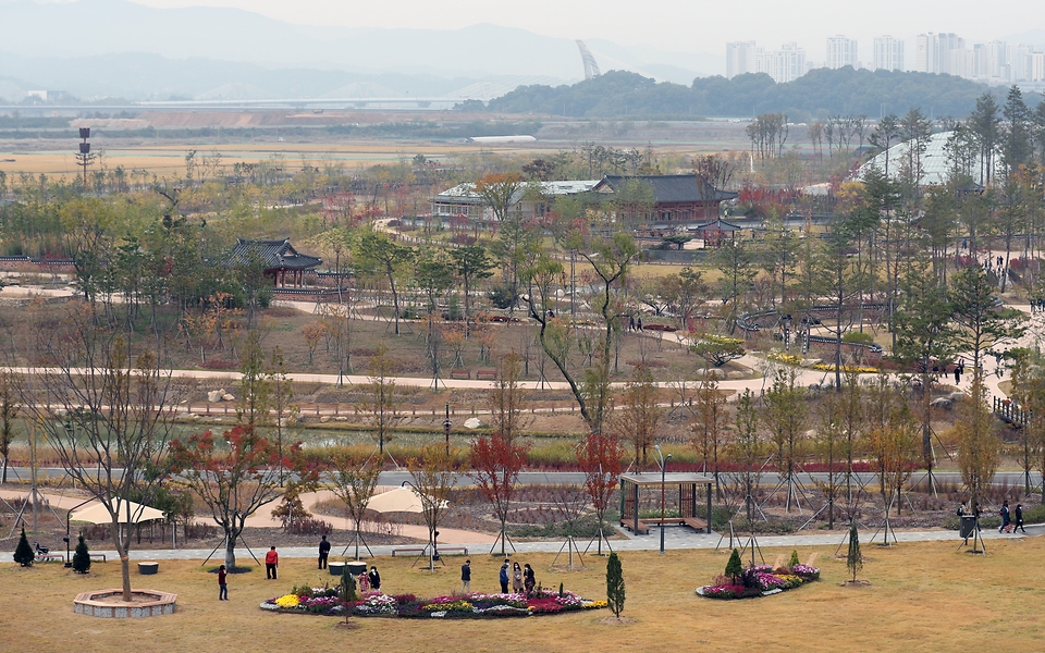 지난주 토요일 개원한 세종시 국립세종수목원이 시범운영을 하는 가운데 관람객들이 코로나19 확산 방지를 위해 열 체크와 거리두기를 하며 열대온실 및 야외에 다양한 식물들을 관람하고 있다. 이날 점심시간을 이용해 실내 공간 손잡이 및 명부작성대 등 관람객들의 손이 자주 가는 곳을 수목원 방역 관계자가 꼼꼼히 소독했다.