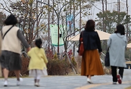 지난주 토요일 개원한 세종시 국립세종수목원이 시범운영을 하는 가운데 관람객들이 코로나19 확산 방지를 위해 열 체크와 거리두기를 하며 열대온실 및 야외에 다양한 식물들을 관람하고 있다. 이날 점심시간을 이용해 실내 공간 손잡이 및 명부작성대 등 관람객들의 손이 자주 가는 곳을 수목원 방역 관계자가 꼼꼼히 소독했다.