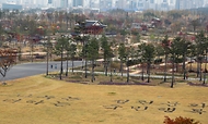 지난주 토요일 개원한 세종시 국립세종수목원이 시범운영을 하는 가운데 관람객들이 코로나19 확산 방지를 위해 열 체크와 거리두기를 하며 열대온실 및 야외에 다양한 식물들을 관람하고 있다. 이날 점심시간을 이용해 실내 공간 손잡이 및 명부작성대 등 관람객들의 손이 자주 가는 곳을 수목원 방역 관계자가 꼼꼼히 소독했다.