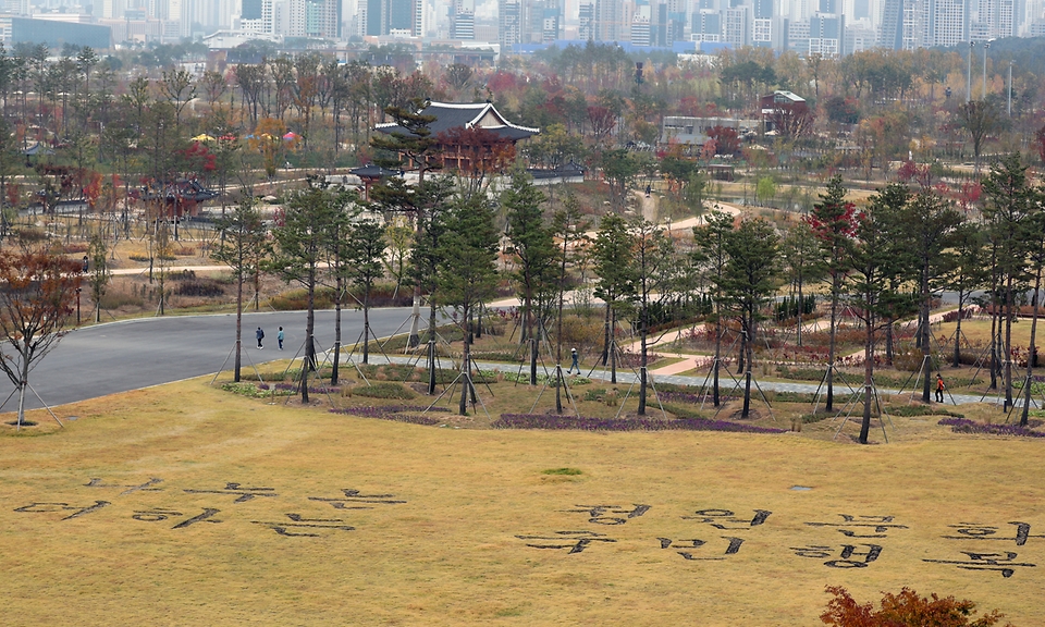 지난주 토요일 개원한 세종시 국립세종수목원이 시범운영을 하는 가운데 관람객들이 코로나19 확산 방지를 위해 열 체크와 거리두기를 하며 열대온실 및 야외에 다양한 식물들을 관람하고 있다. 이날 점심시간을 이용해 실내 공간 손잡이 및 명부작성대 등 관람객들의 손이 자주 가는 곳을 수목원 방역 관계자가 꼼꼼히 소독했다.