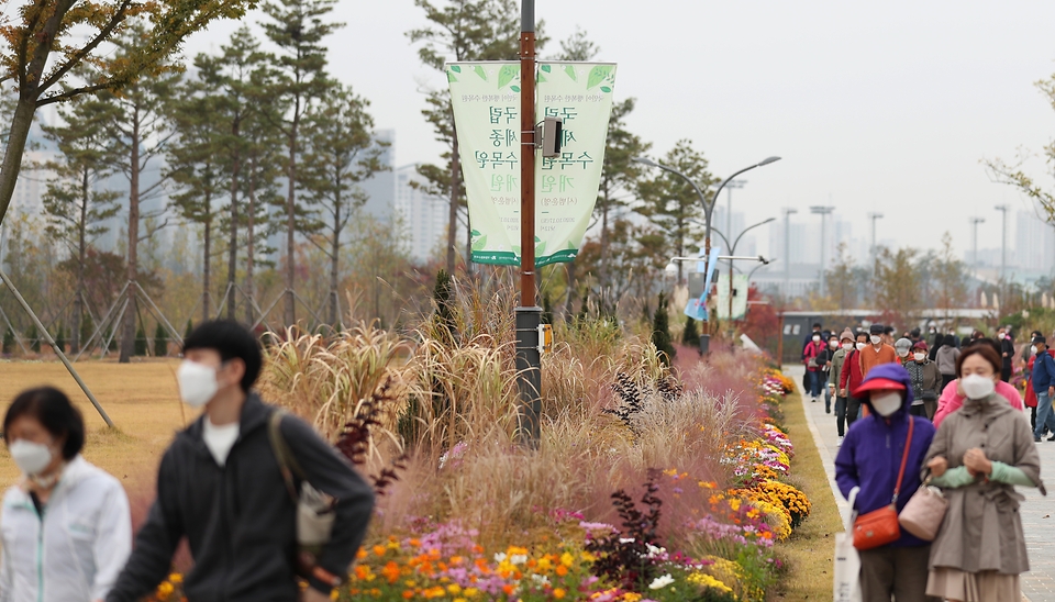 지난주 토요일 개원한 세종시 국립세종수목원이 시범운영을 하는 가운데 관람객들이 코로나19 확산 방지를 위해 열 체크와 거리두기를 하며 열대온실 및 야외에 다양한 식물들을 관람하고 있다. 이날 점심시간을 이용해 실내 공간 손잡이 및 명부작성대 등 관람객들의 손이 자주 가는 곳을 수목원 방역 관계자가 꼼꼼히 소독했다.