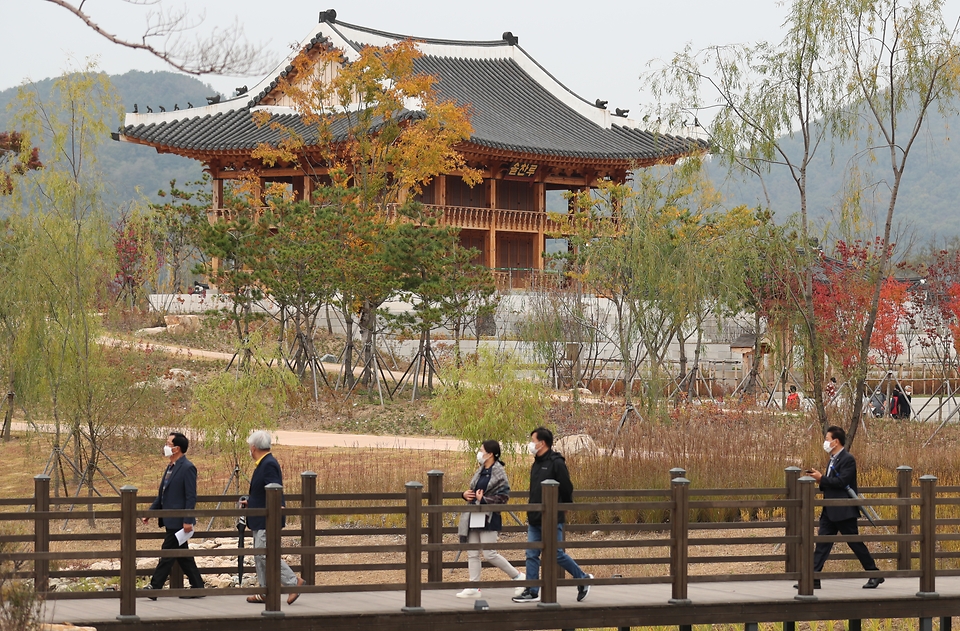 지난주 토요일 개원한 세종시 국립세종수목원이 시범운영을 하는 가운데 관람객들이 코로나19 확산 방지를 위해 열 체크와 거리두기를 하며 열대온실 및 야외에 다양한 식물들을 관람하고 있다. 이날 점심시간을 이용해 실내 공간 손잡이 및 명부작성대 등 관람객들의 손이 자주 가는 곳을 수목원 방역 관계자가 꼼꼼히 소독했다.