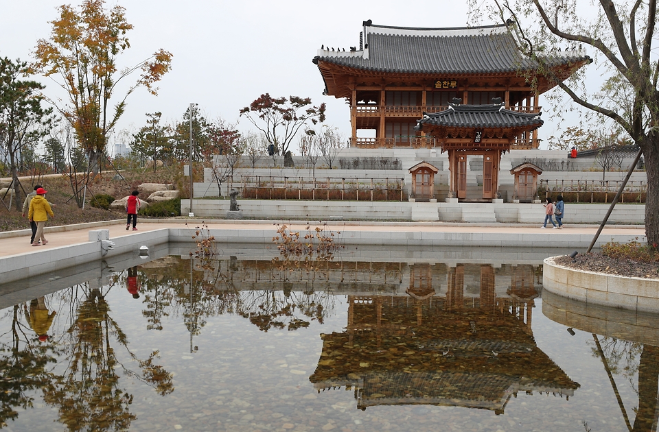 지난주 토요일 개원한 세종시 국립세종수목원이 시범운영을 하는 가운데 관람객들이 코로나19 확산 방지를 위해 열 체크와 거리두기를 하며 열대온실 및 야외에 다양한 식물들을 관람하고 있다. 이날 점심시간을 이용해 실내 공간 손잡이 및 명부작성대 등 관람객들의 손이 자주 가는 곳을 수목원 방역 관계자가 꼼꼼히 소독했다.