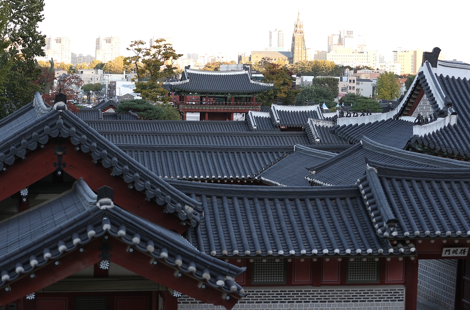 한여름 축제인 수원 문화재 야행이 올해는 코로나19 확산 방지를 위해 가을축제로 열렸다. 이날 관람객들이 화성행궁 일대를 체험 행사 없이 워킹 스루 형태의 관람 방식으로 야경을 감상하고 있다. 